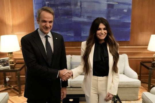 Politico: Ο Μητσοτάκης ποντάρει πολλά στον Τραμπ, ενώ η Ευρώπη απομακρύνεται από τις ΗΠΑ